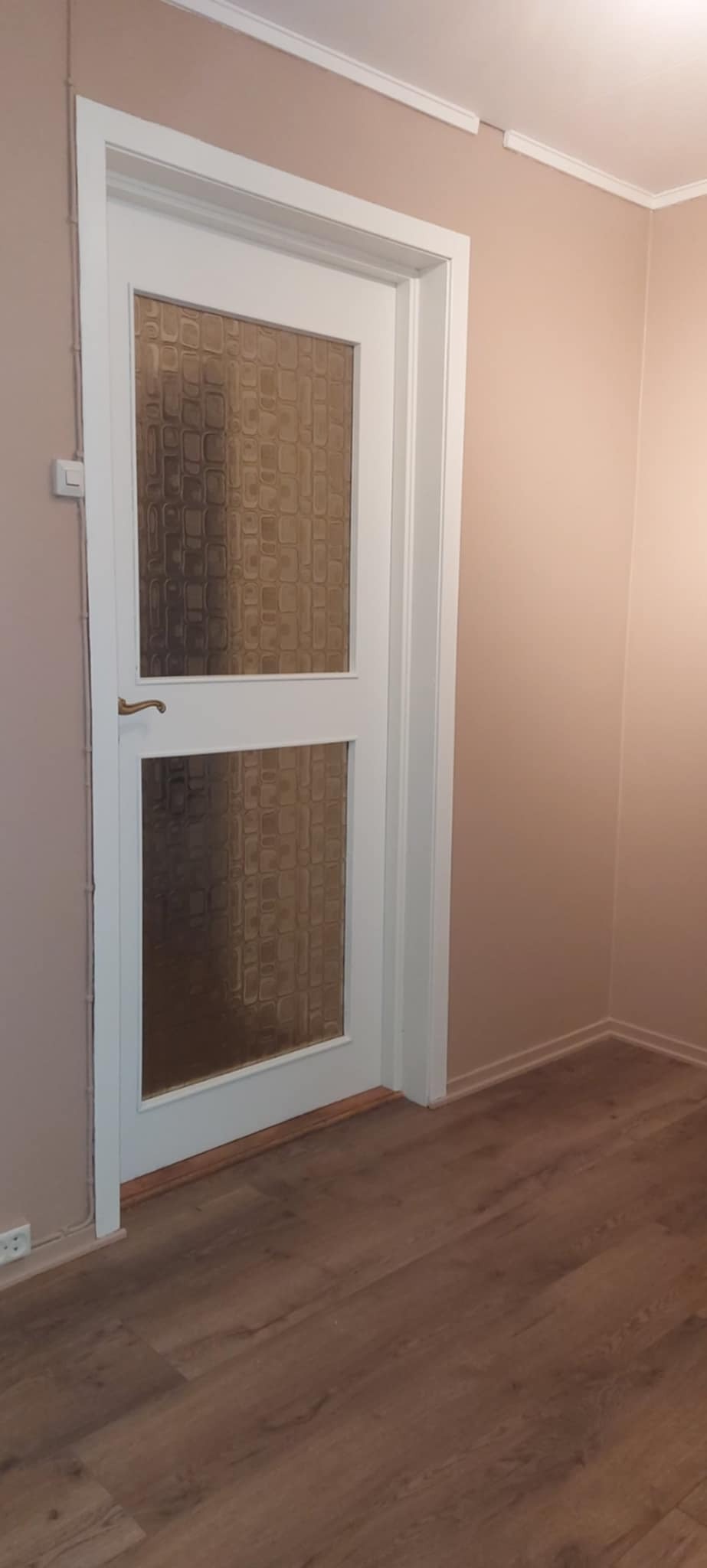 Romslig entre, med plass til skyvedørsgarderobe, eller større garderobeskap. 